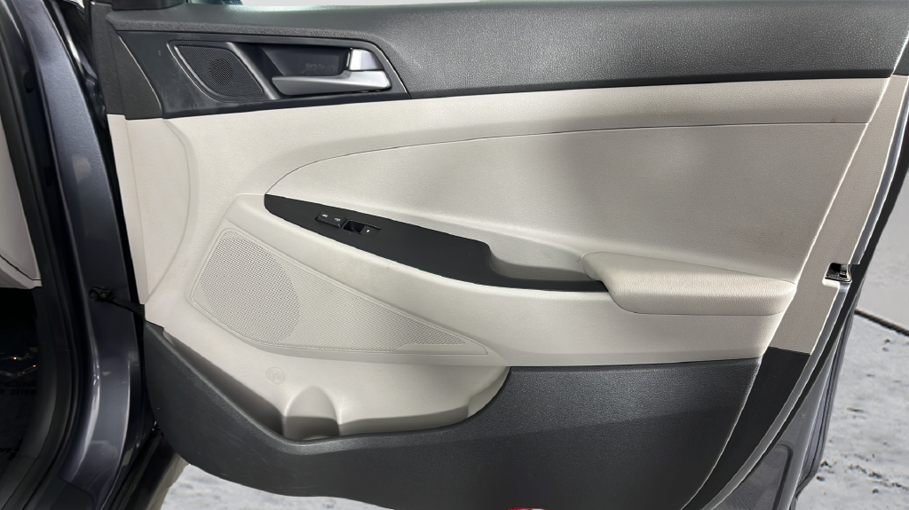 Used 2016 Grey Hyundai SE image 19