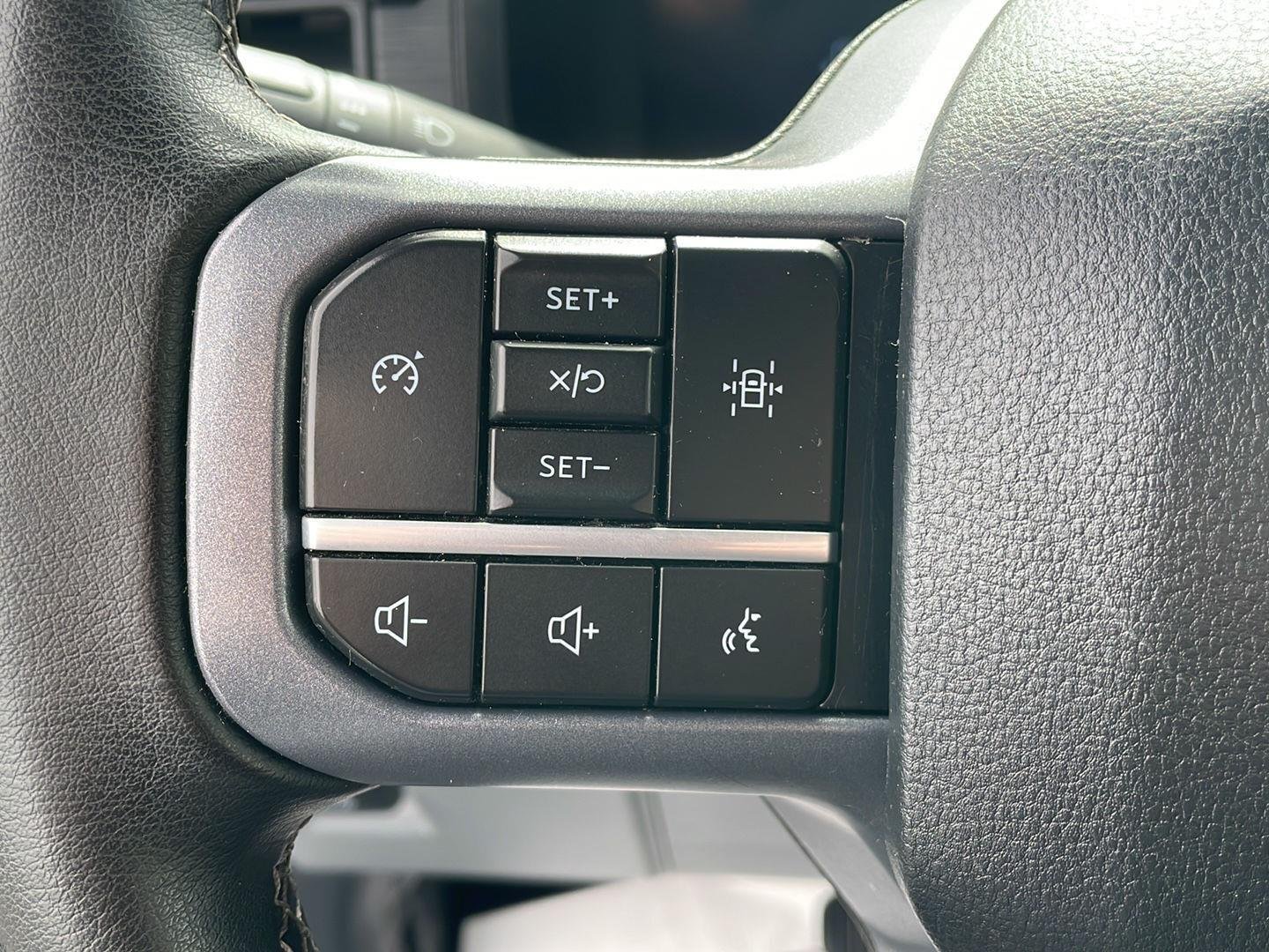 Used 2025 Oxford White Ford XLT image 17