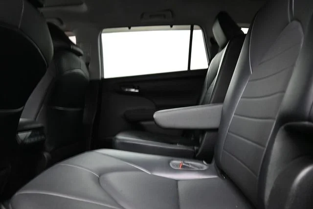 Used 2021  Toyota XLE image 11
