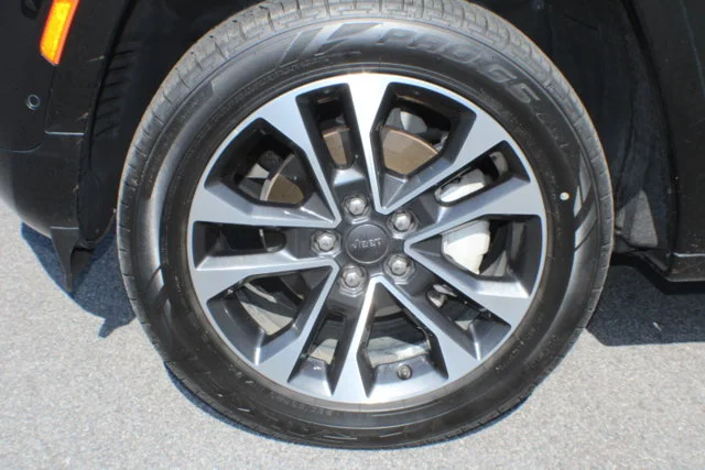Used 2022 Diamond Black Crystal Pearlcoat Jeep Overland image 5