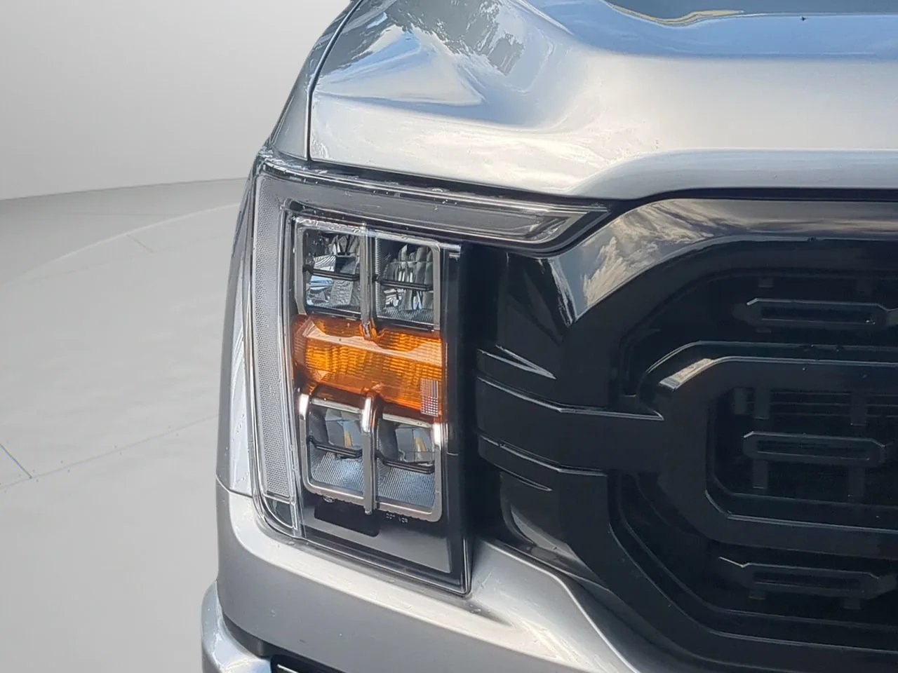 Used 2023 Avalanche Gray Ford XLT image 30