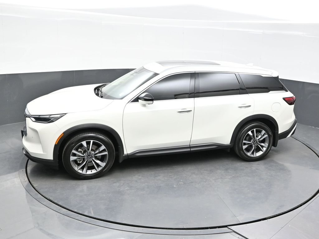 Used 2023 White INFINITI LUXE image 34