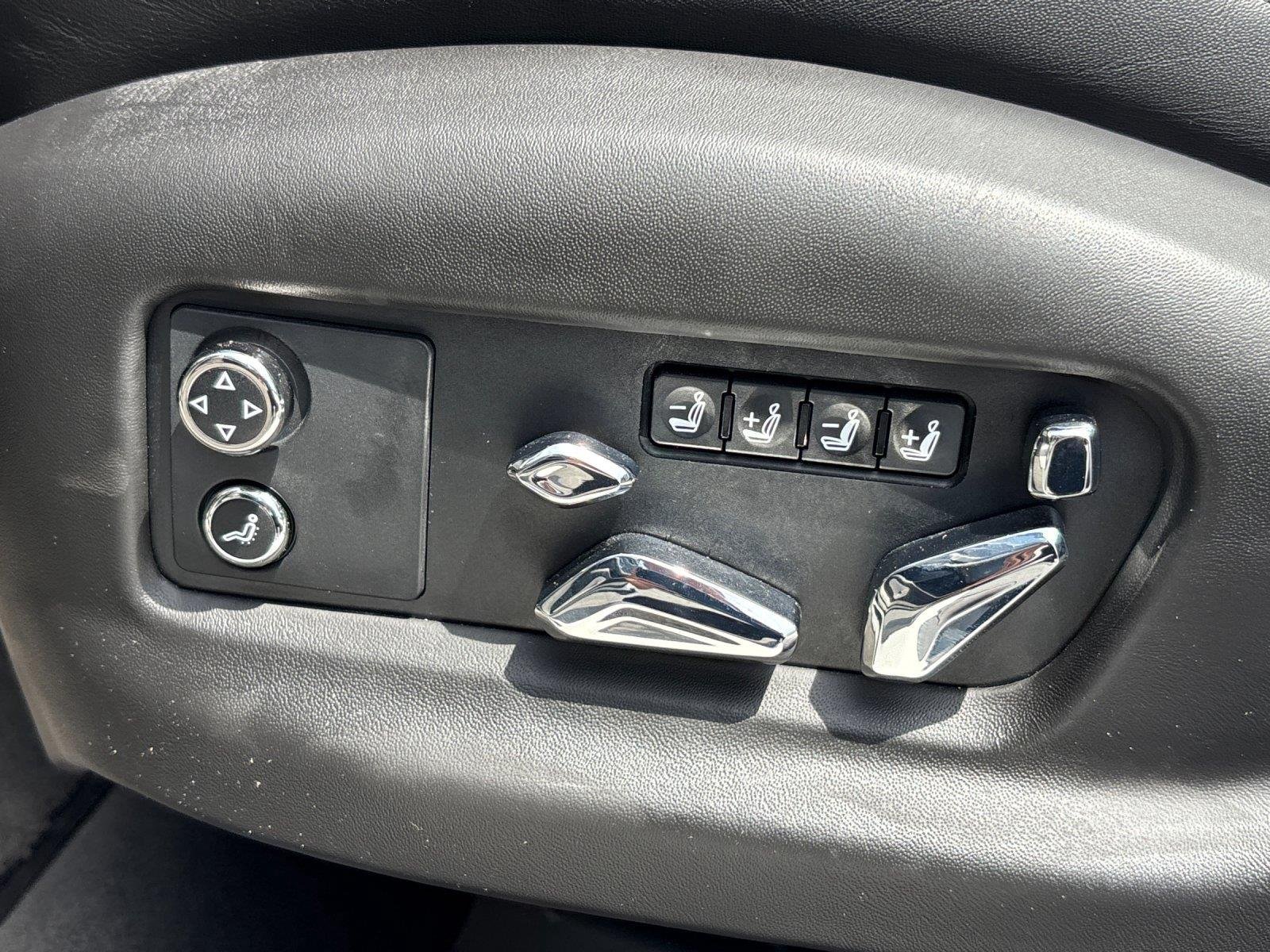 Used 2021 Glacier White Bentley W12 image 21