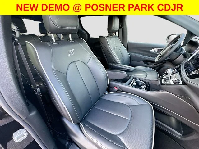New 2026 Diamond Black Crystal Pearl-Coat Exterior Paint Chrysler Limited image 32