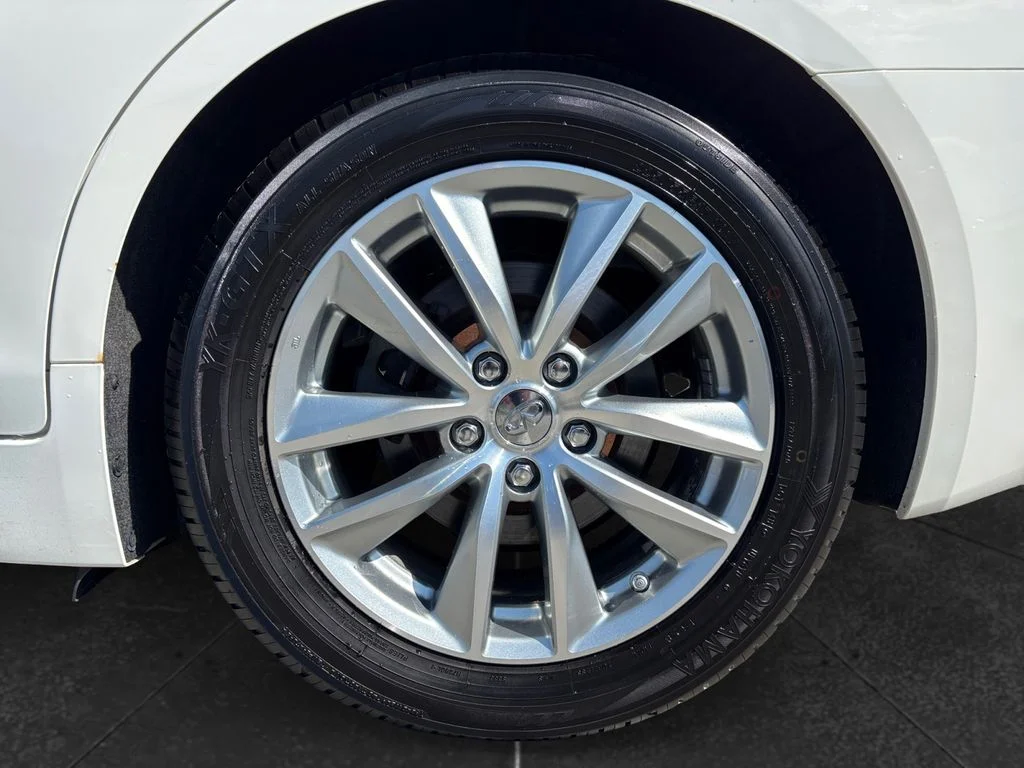Used 2017 White INFINITI 3.0t Premium image 7