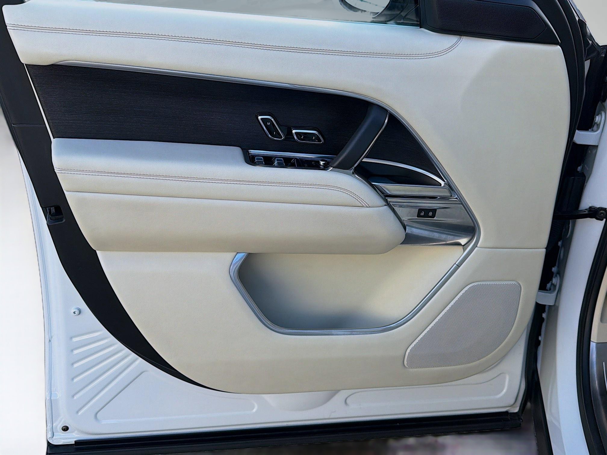 Certified Used 2023 White Land Rover Autobiography image 23