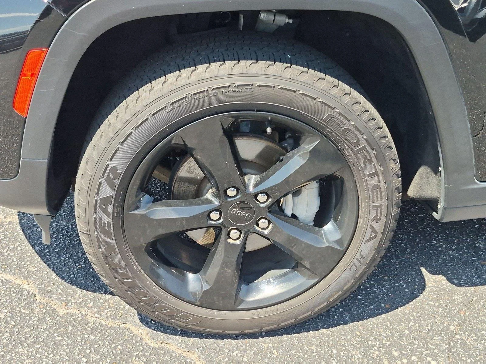 Used 2023 Diamond Black Crystal Pearlcoat Jeep Limited image 10
