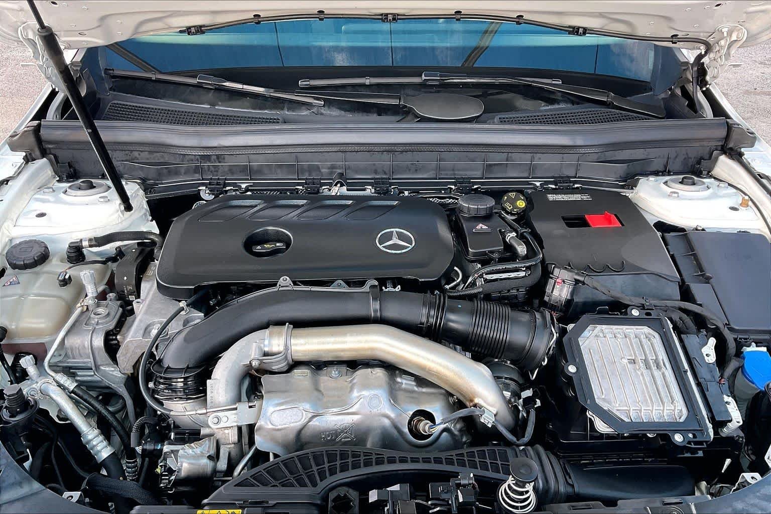 Used 2025 Polar White Mercedes-Benz GLB 250 image 30