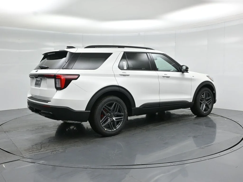 New 2026 Star White Metallic Tri-Coat Ford ST-Line image 27