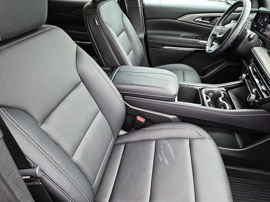 Used 2025 Radiant Red Tintcoat Chevrolet FWD LT image 35