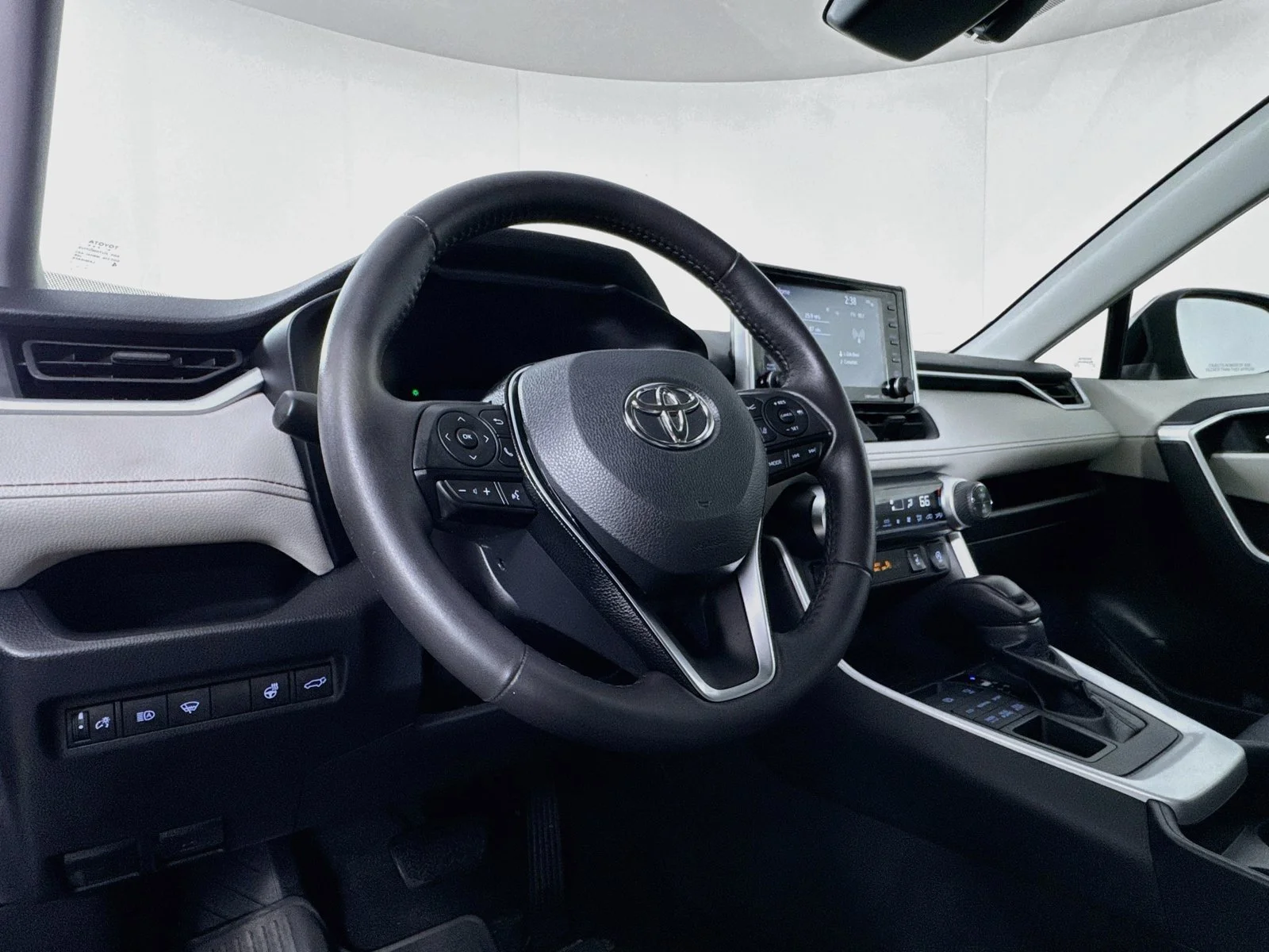 Certified Used 2020 Silver Toyota XLE image 11