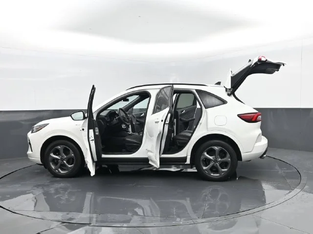 Used 2023 White Metallic Ford ST-Line image 32