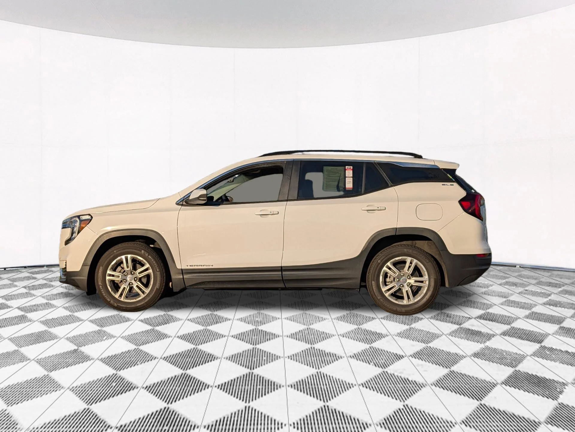 Used 2023 SUMMIT WHITE GMC SLE image 11