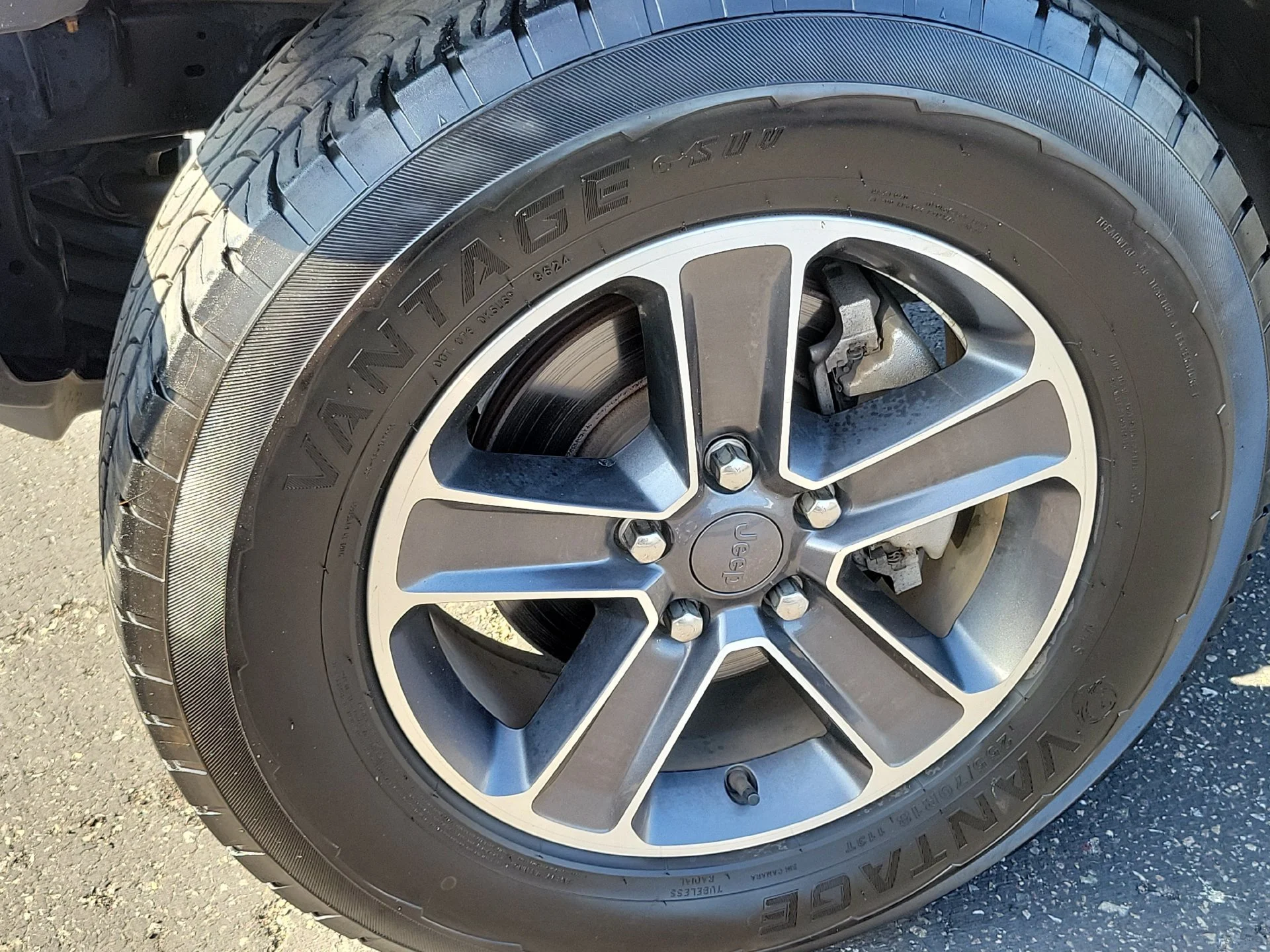 Used 2023 Gray Jeep Sahara image 5