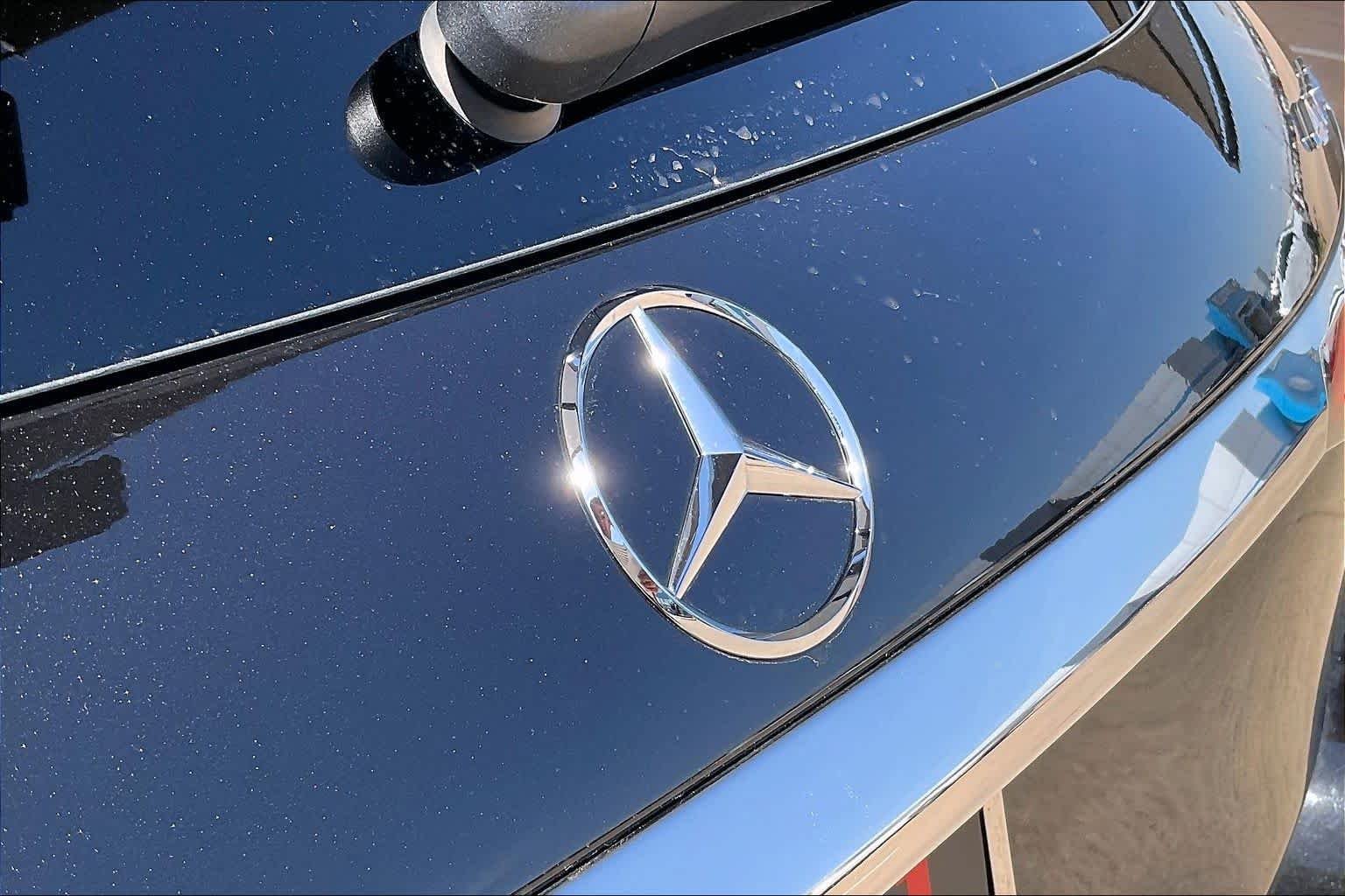 Used 2025 Obsidian Black Metallic Mercedes-Benz GLC 300 image 45
