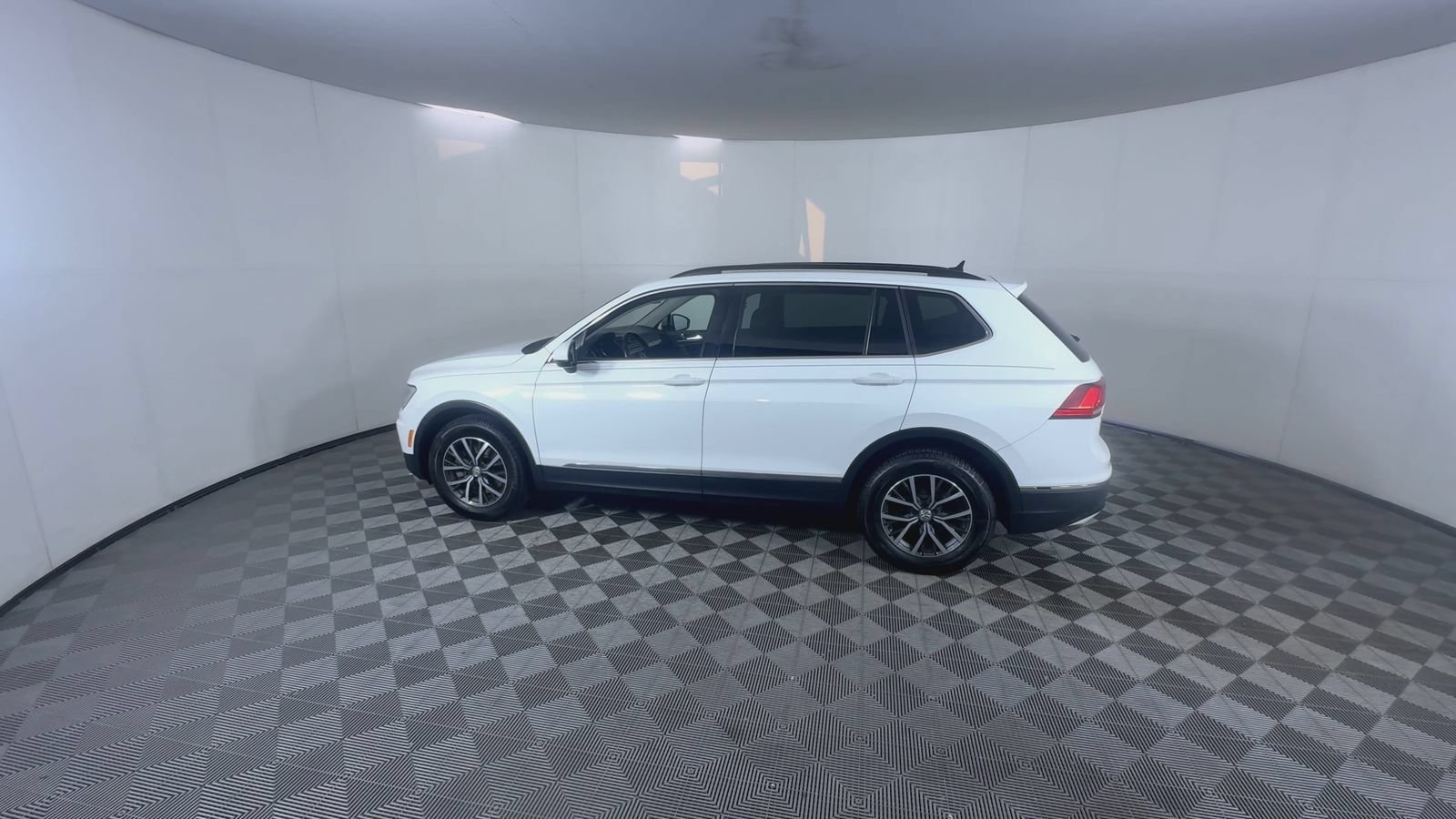 Used 2018 Pure White Volkswagen SEL image 6