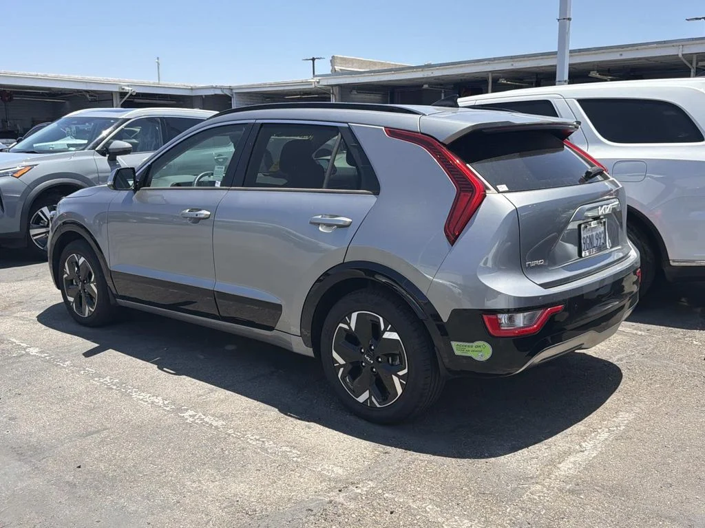 Used 2023 STEEL GRAY Kia Wind image 3