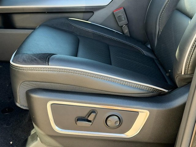 New 2027 Diamond Black Crystal Pearl-Coat Exterior Paint RAM Laramie image 13