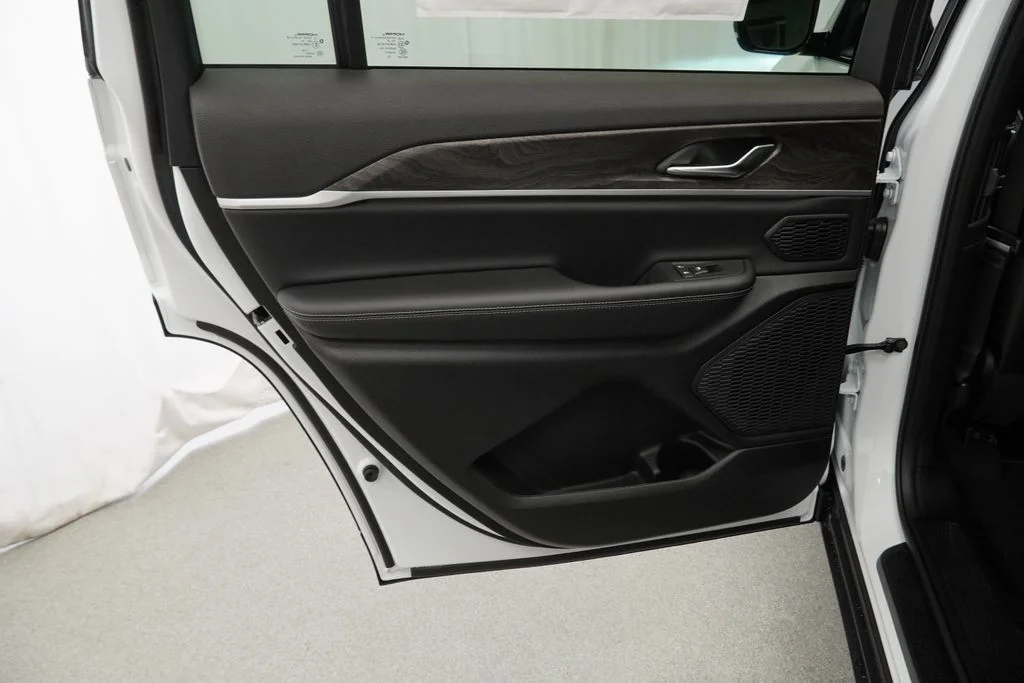 New 2026 Bright White Clear-Coat Exterior Paint Jeep Limited image 32