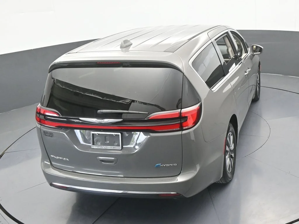 Used 2022 Ceramic Gray Clearcoat Chrysler Touring L image 54