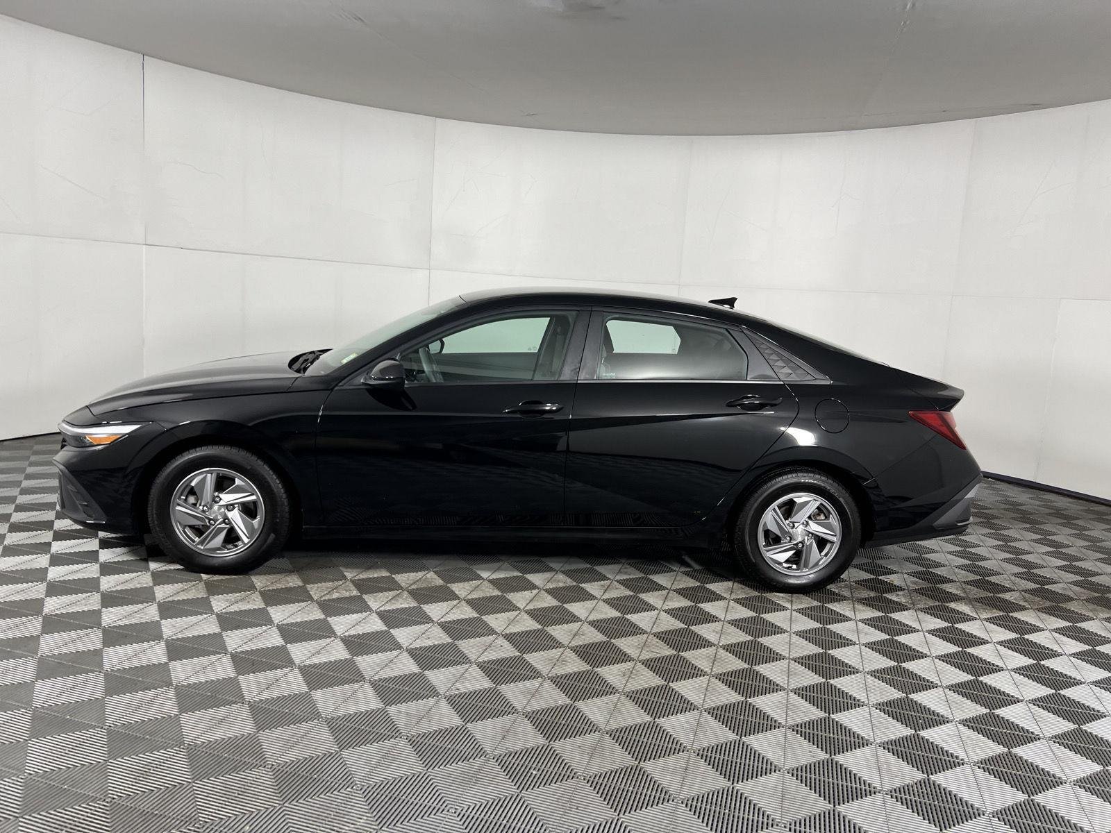 Used 2024 Abyss Black Hyundai SE image 13