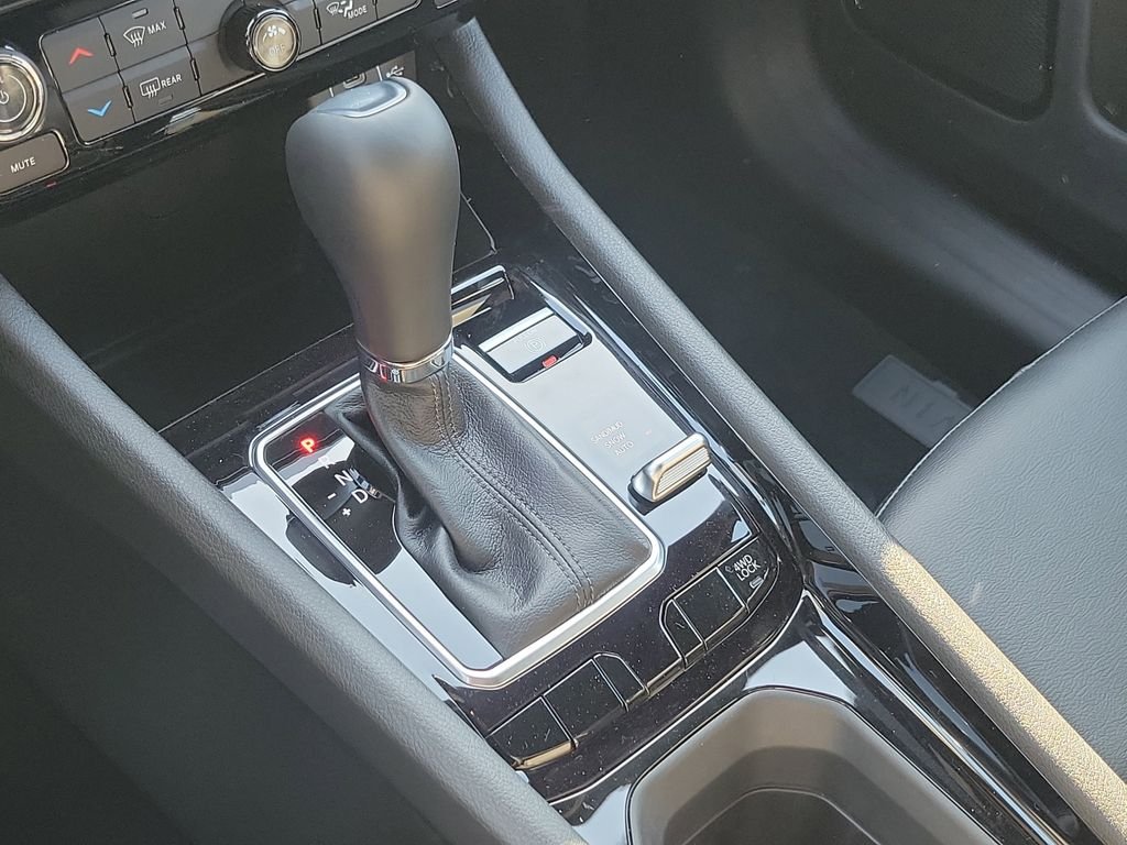 New 2026 Hydro Blue Pearlcoat Jeep Latitude image 31