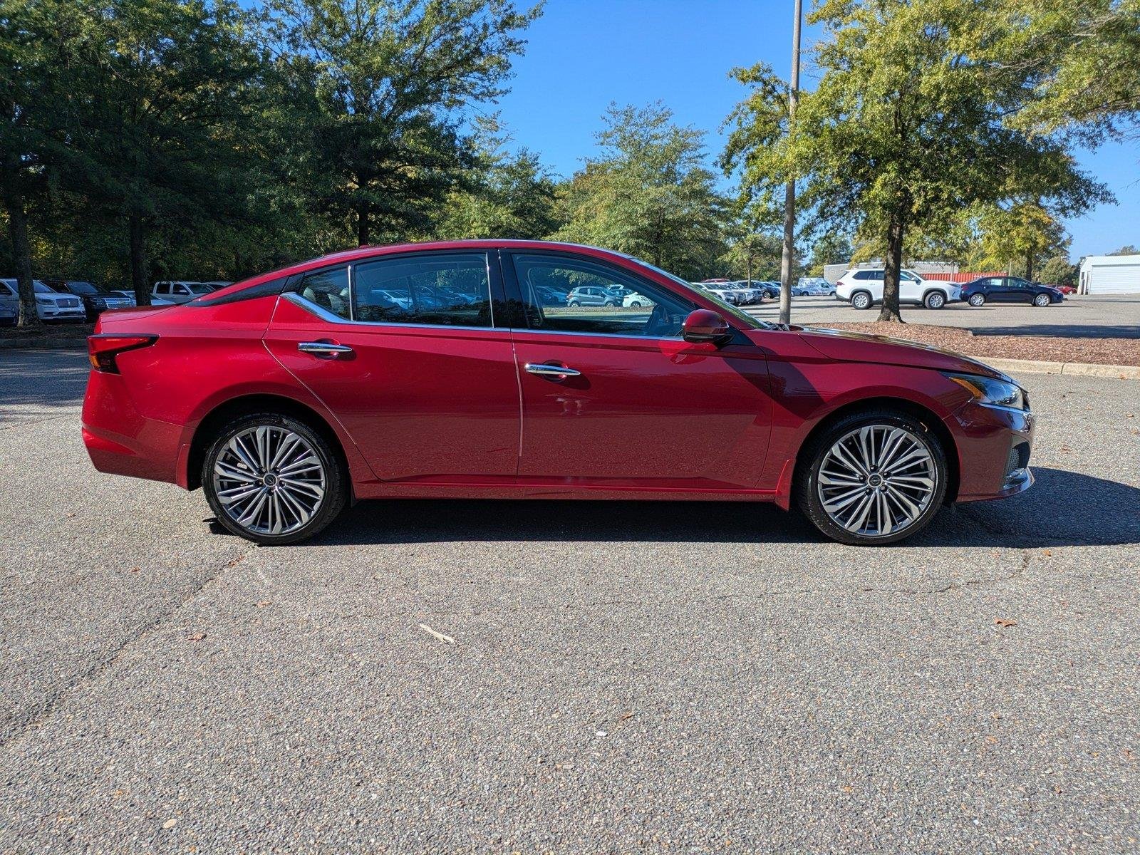 Used 2023 Scarlet Ember Tintcoat Nissan 2.5 SL image 2