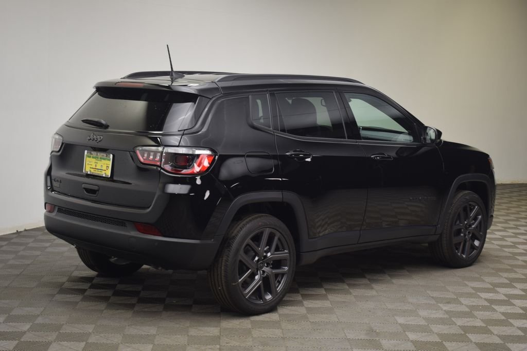 New 2026 Diamond Black Crystal Pearl-Coat Exterior Paint Jeep Limited image 5