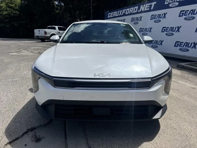 Certified Used 2025 Snow White Pearl Kia LXS image 4