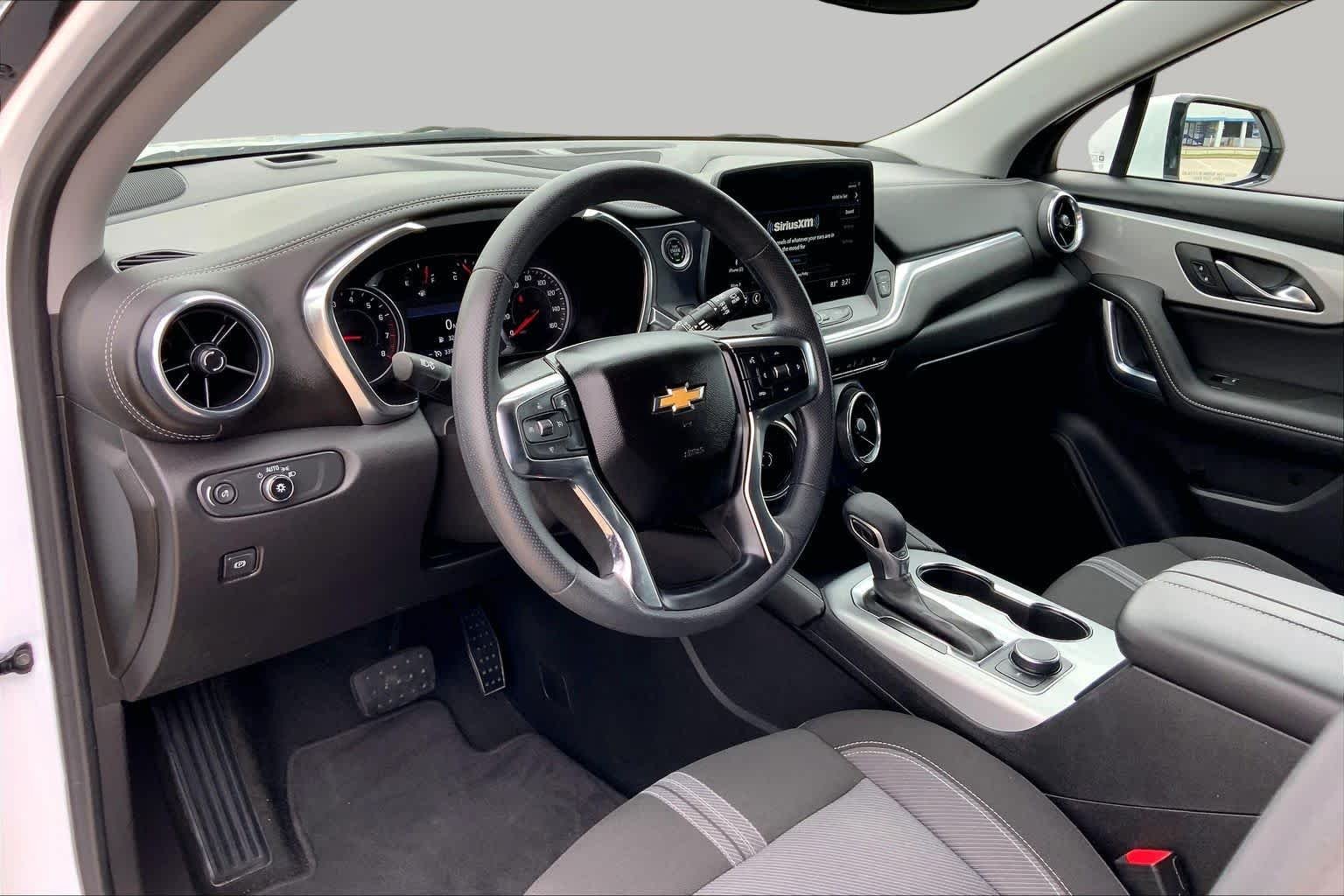 Used 2025 Summit White Chevrolet LT image 17
