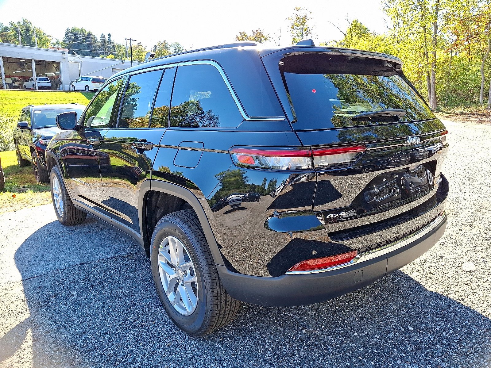 New 2025 Diamond Black Crystal Pearl-Coat Exterior Paint Jeep Laredo X image 3