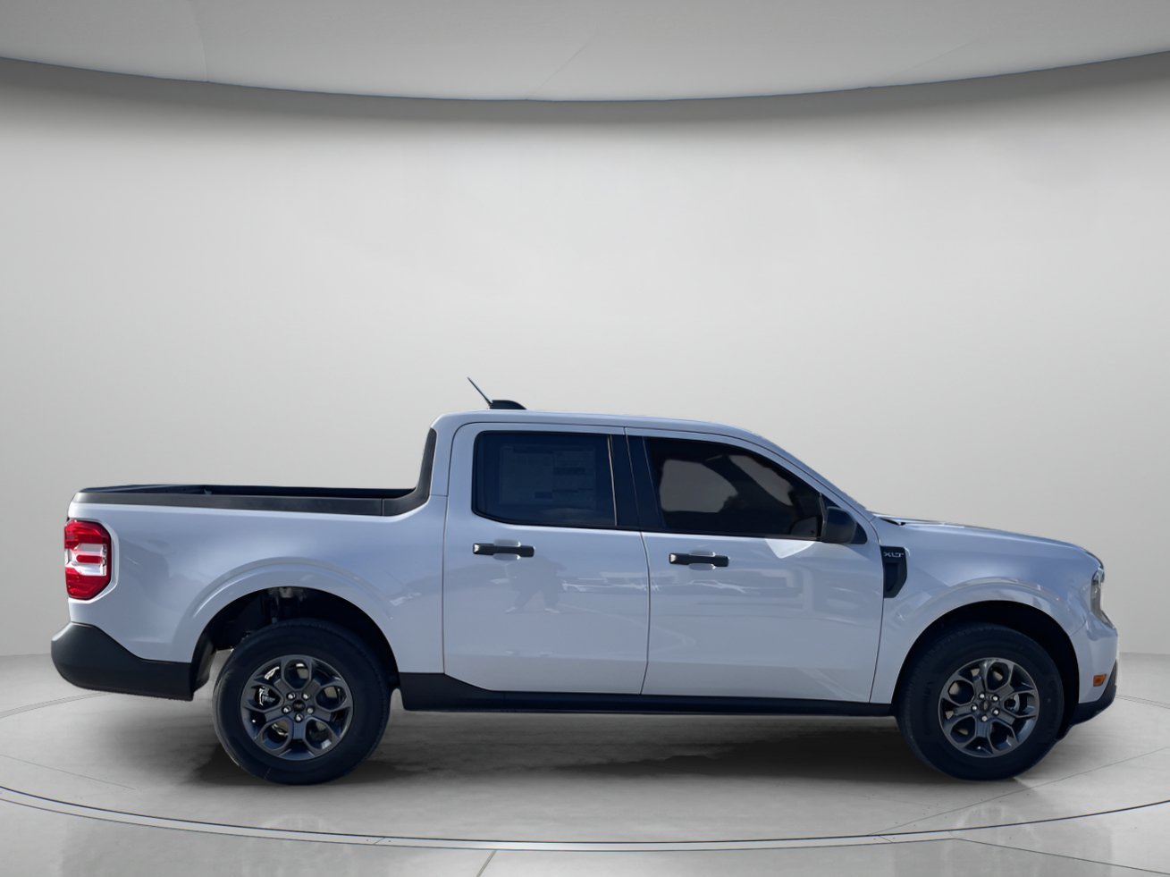 New 2026 Space White Metallic Ford XLT image 2