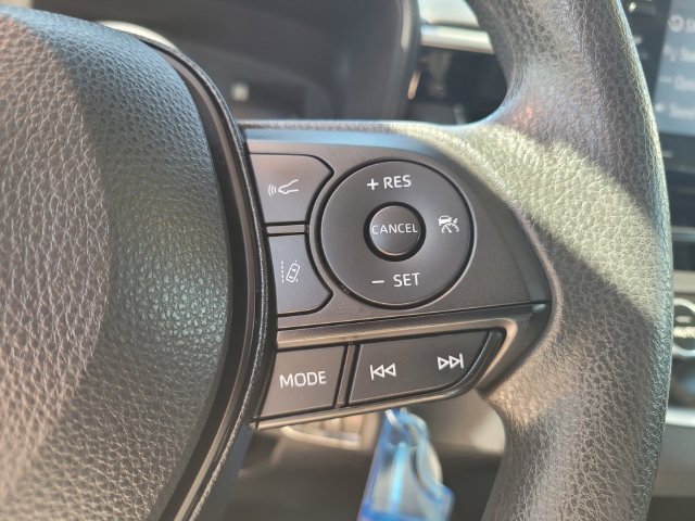 Used 2022 White Toyota LE image 27