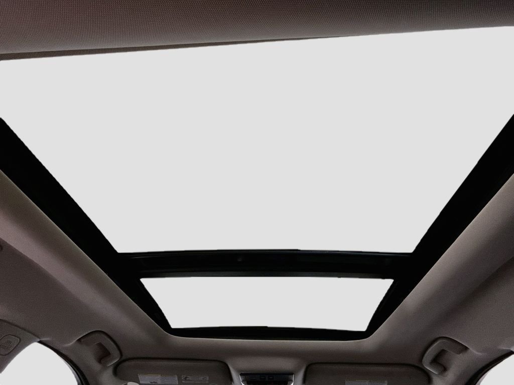 Used 2022 White Nissan Platinum image 21