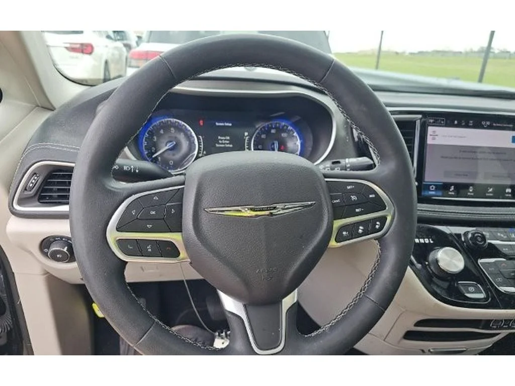 Used 2023 Brilliant Black Crystal Pearlcoat Chrysler Touring L image 5