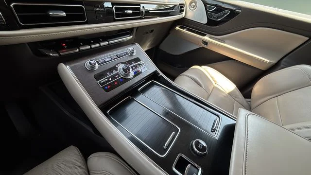 Used 2023 White Lincoln Reserve image 14