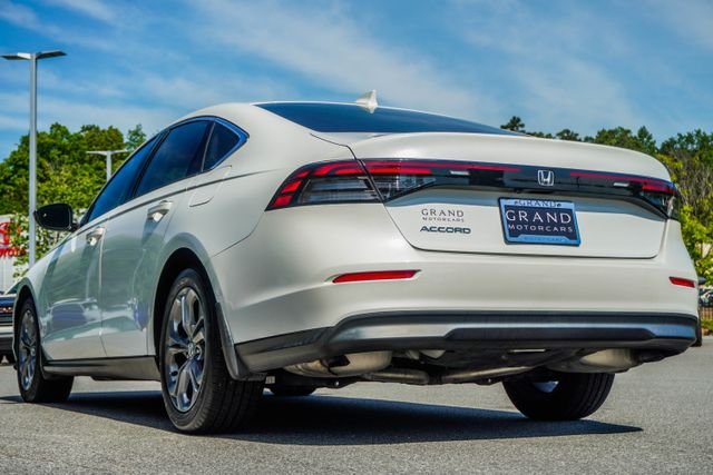 Used 2023 White Honda EX image 10
