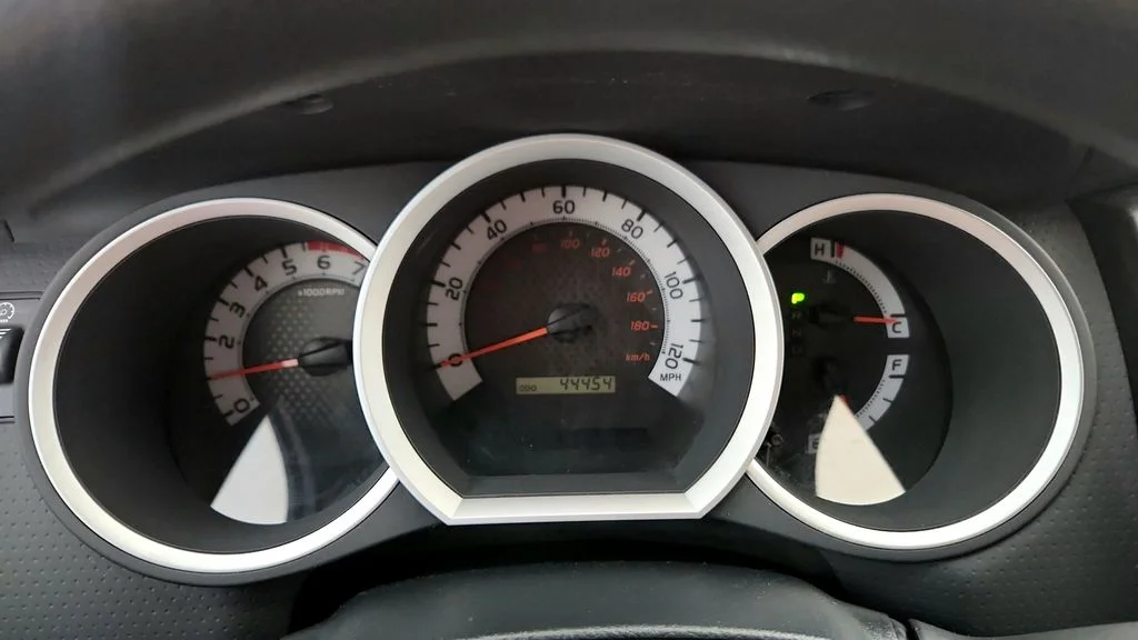 Used 2014 White Toyota Base image 23
