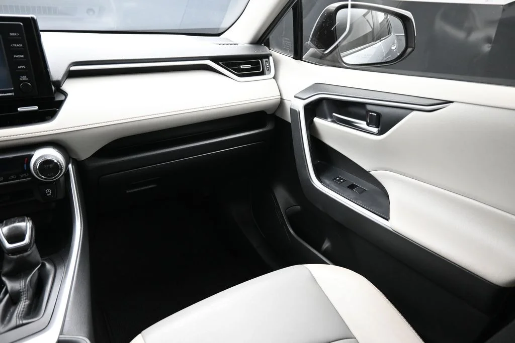 Used 2020 Silver Toyota XLE Premium image 14