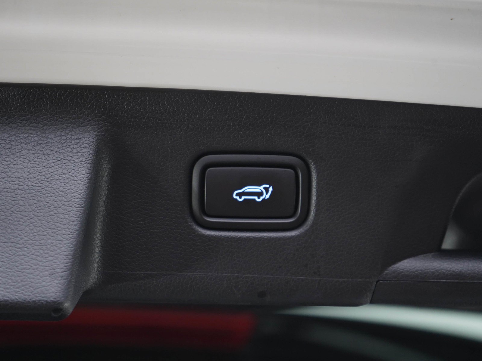 Used 2025 Hyper White Hyundai SEL AWD image 18