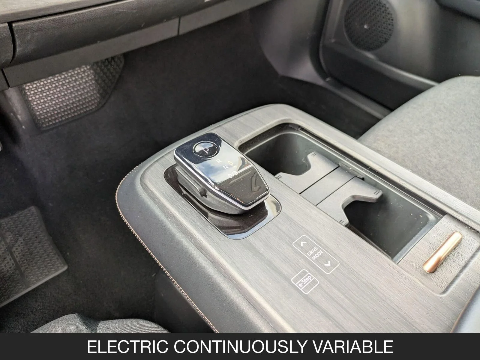 Used 2023 Everest White Pearl Tricoat/Black Diamond Pearl Nissan VENTURE+ image 16