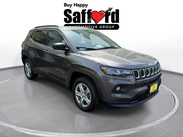 Used 2024  Jeep Latitude image 9