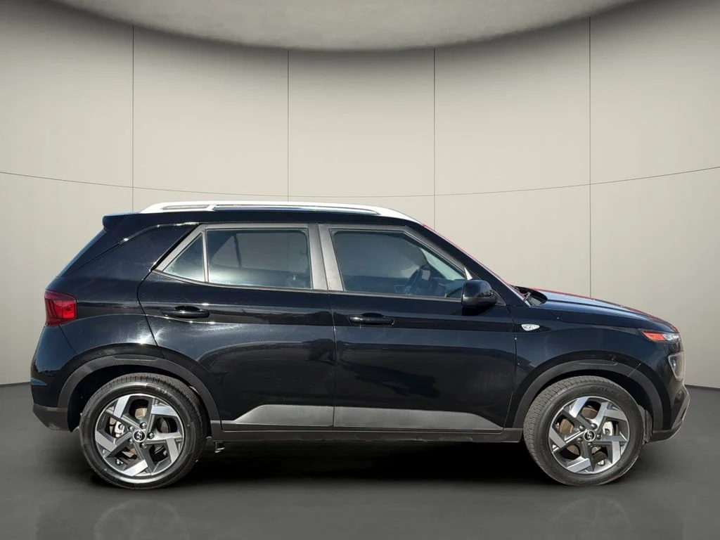 Used 2025 Black Hyundai SEL image 8