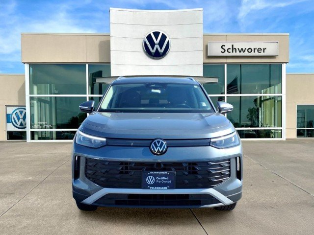 Certified Used 2025 Platinum Gray Metallic Volkswagen SE image 3