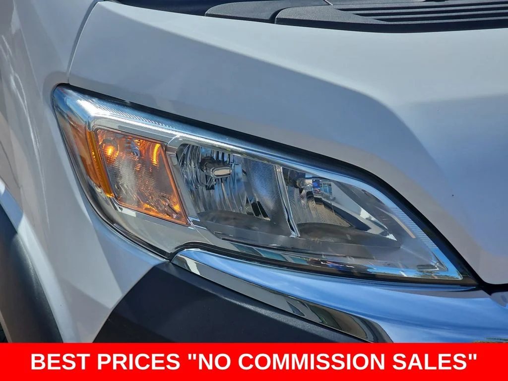 Used 2025 White Ram Base image 33