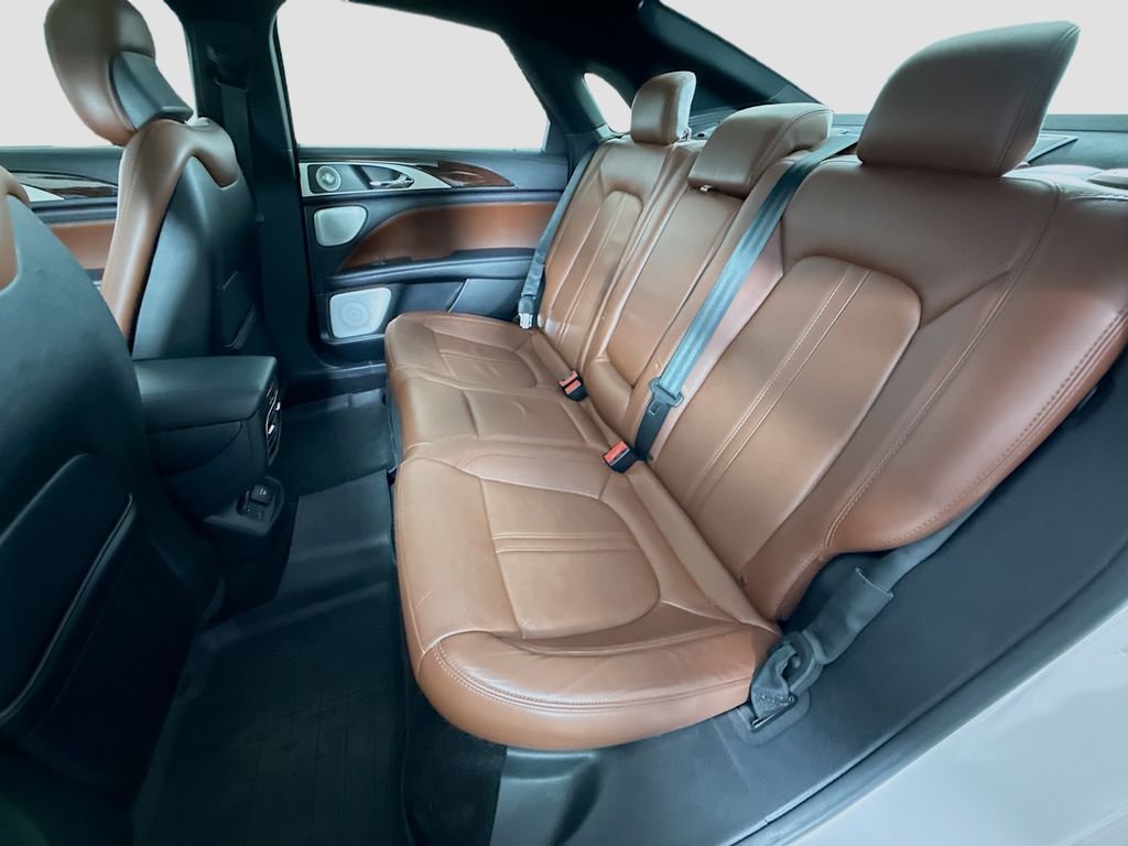Used 2017 White Lincoln Reserve image 25