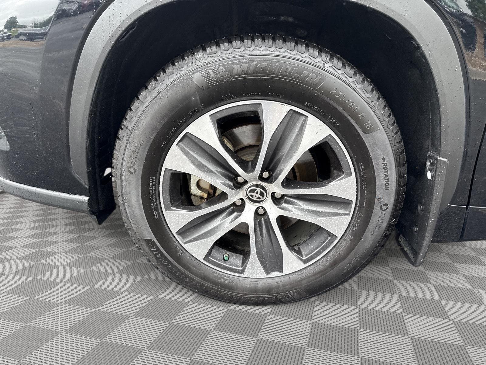 Used 2020 Midnight Black Metallic Toyota XLE image 18