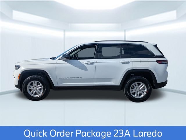 New 2025 Bright White Clear-Coat Exterior Paint Jeep Laredo image 2