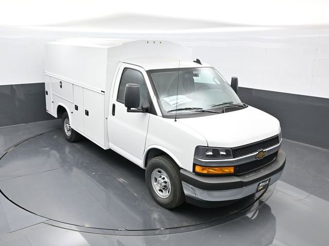 Summit White 2025 Chevrolet Express Chassis 3500 Cutaway 139 Van Rear-Wheel Drive 8-Speed Automatic