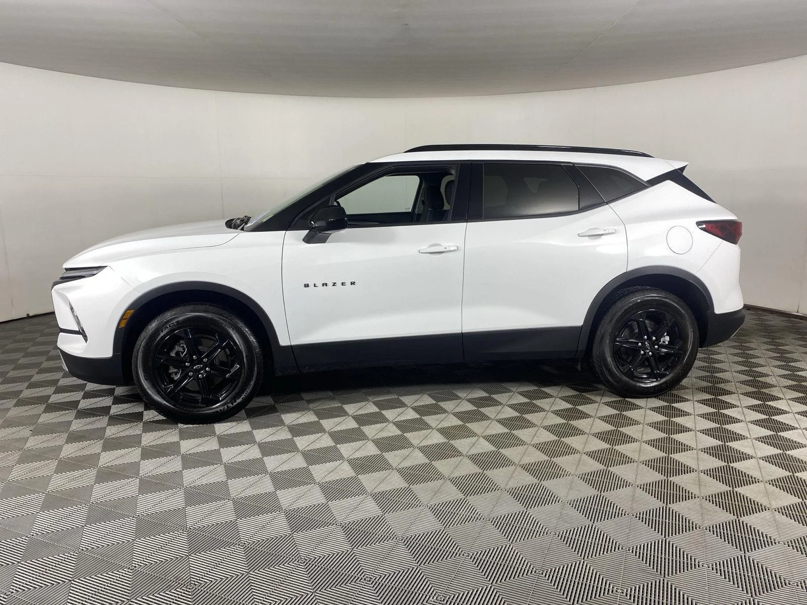 New 2026 Summit White Chevrolet 2LT image 4